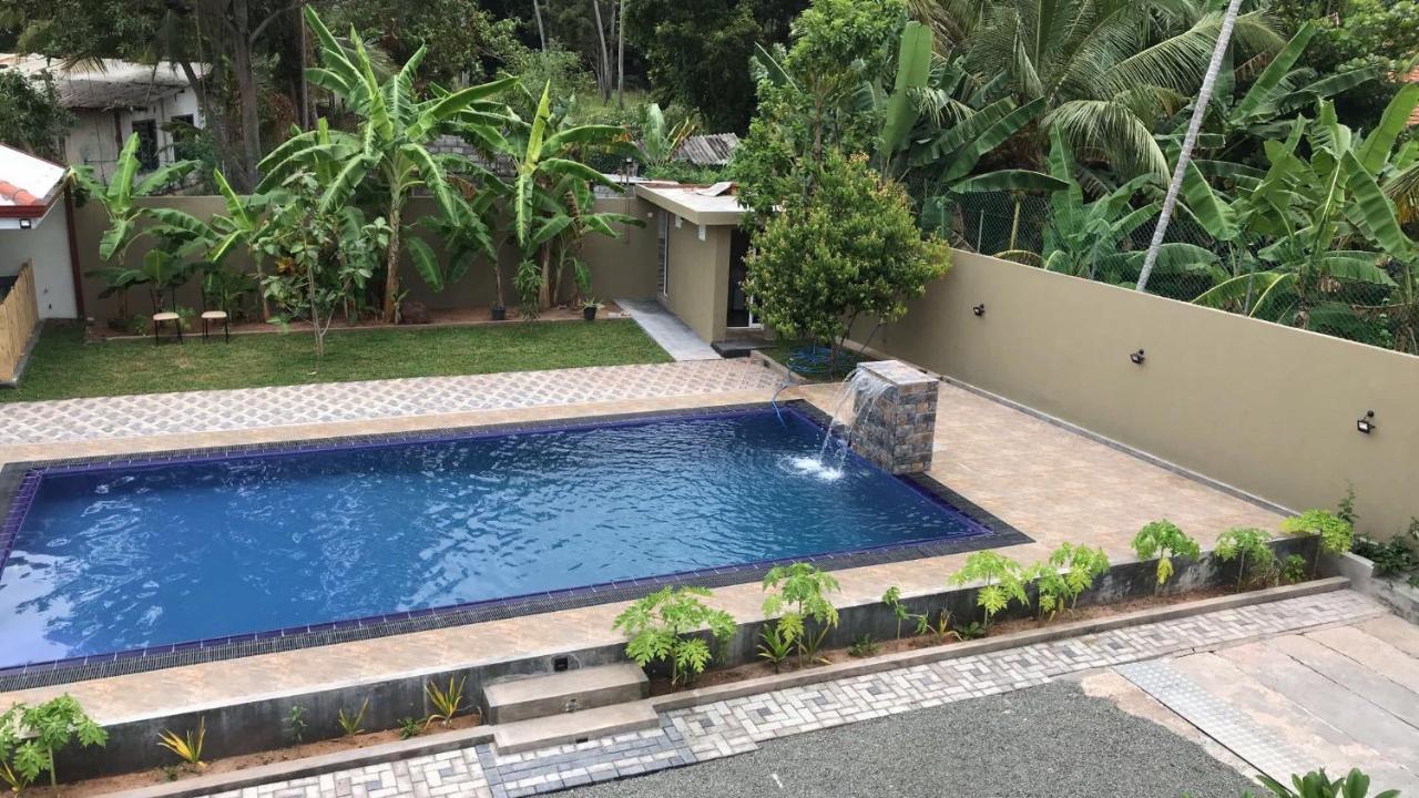 Royal Waves Negombo Hotel Exterior photo